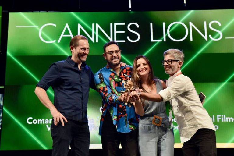 Representantes do Magalu e da Ogilvy recebendo o Leão de Ouro em Cannes