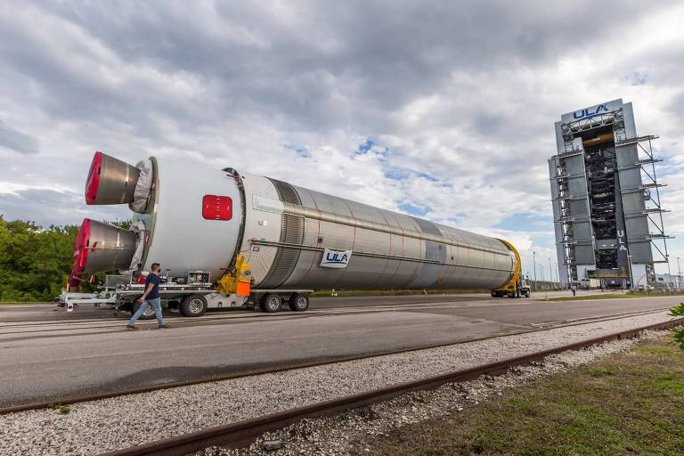 O primeiro estágio pioneiro do Vulcan Centaur, um novo foguete da United Launch Alliance que eventualmente substituirá o Atlas V
