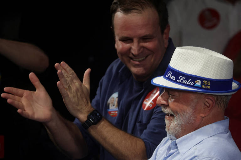 No segundo turno da eleição de 2022; Eduardo Paes coordenou a campanha de Lula no Rio de Janeiro; na foto, os dois participam de ato do petista na quadra da Portela, escola de samba da capital fluminense