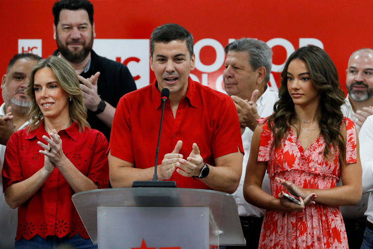 O candidato do Partido Colorado, Santiago Peña, ao lado de sua esposa, Leticia Ocampo, à esq., em pronunciamento após primárias em Assunção, no Paraguai