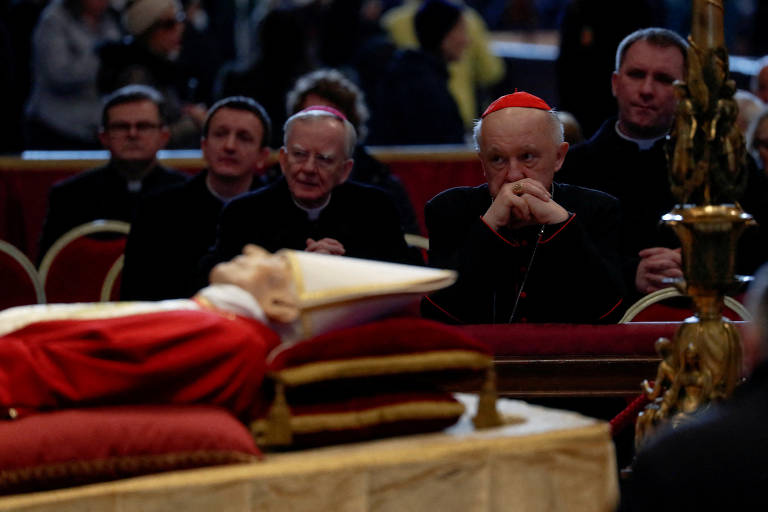 Pessoas prestam homenagens a Bento 16 na Cidade do Vaticano