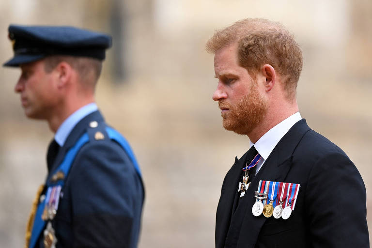 Príncipe Harry diz que William e Kate o incentivaram a usar roupa nazista em 2005