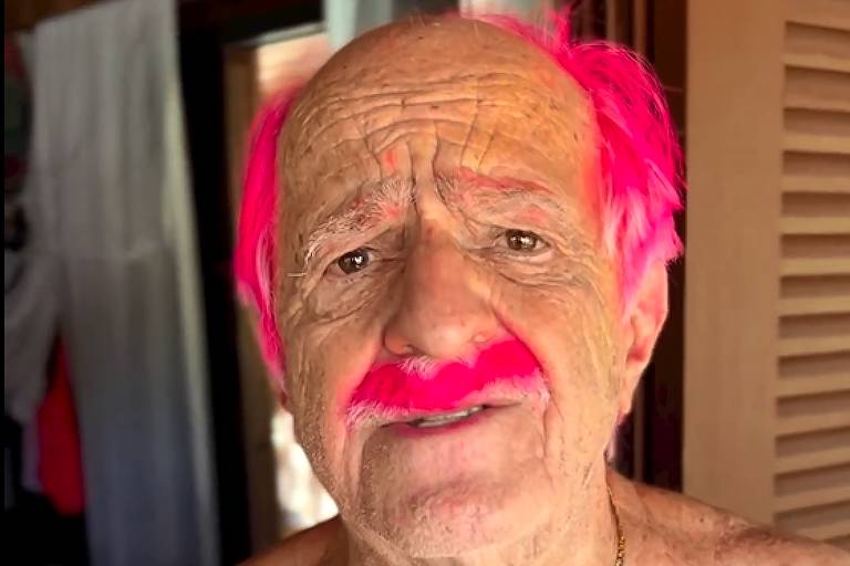 Ary Fontoura pinta cabelo e bigode de rosa e brinca: 'O barato sai caro'