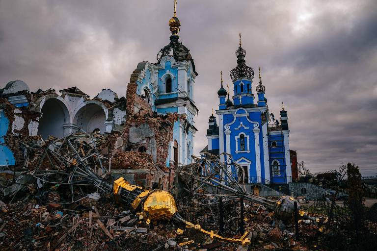 Igreja ortodoxa destruída em Bohoroditchne, vila na região de Donetsk, um dos pontos focais da guerra