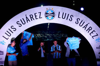 Gremio present new signing Luis Suarez