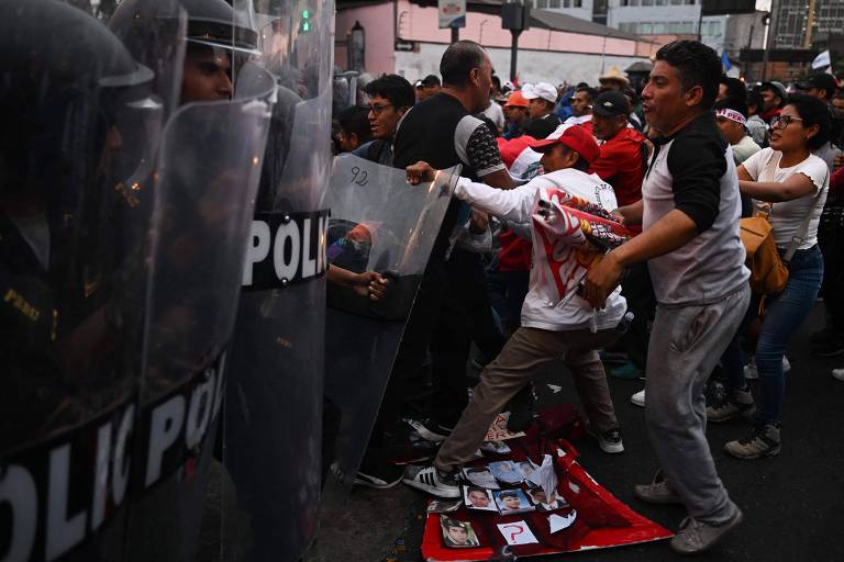 Apoiadores de Castillo bloqueiam estradas em volta de protestos no Peru