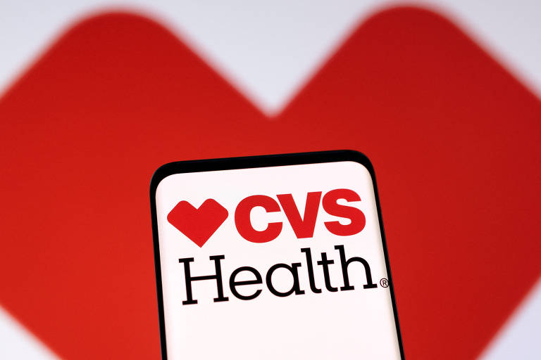 Celular com a logo da CVS 