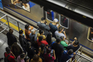 Passageiros na estação da Sé, da linha 1-azul do Metrô de SP