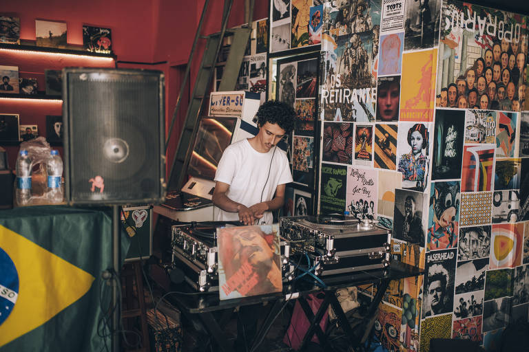 Conheça bares de São Paulo onde os discos de vinil são as estrelas do cardápio