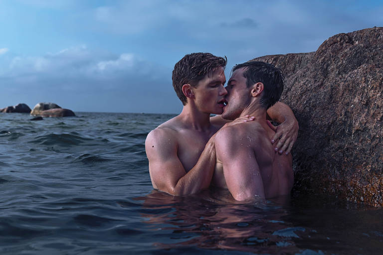 Confira cenas do romance gay 'Segredos de Guerra'