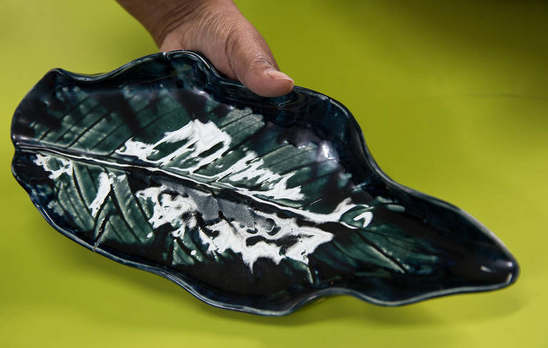 Imagem colorida mostra uma travessa verde com detalhes em branco, feita de cerâmica