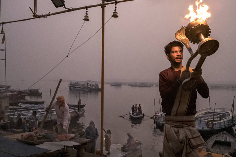 Homem em ritual hindu às margens do rio Ganges em Varanasi, na Índia