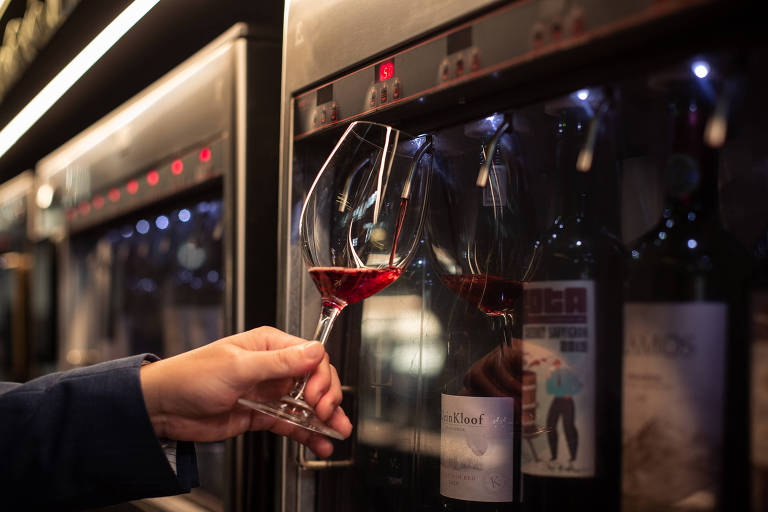 Sommelier vira peça central de bares com consumo de vinho por taça