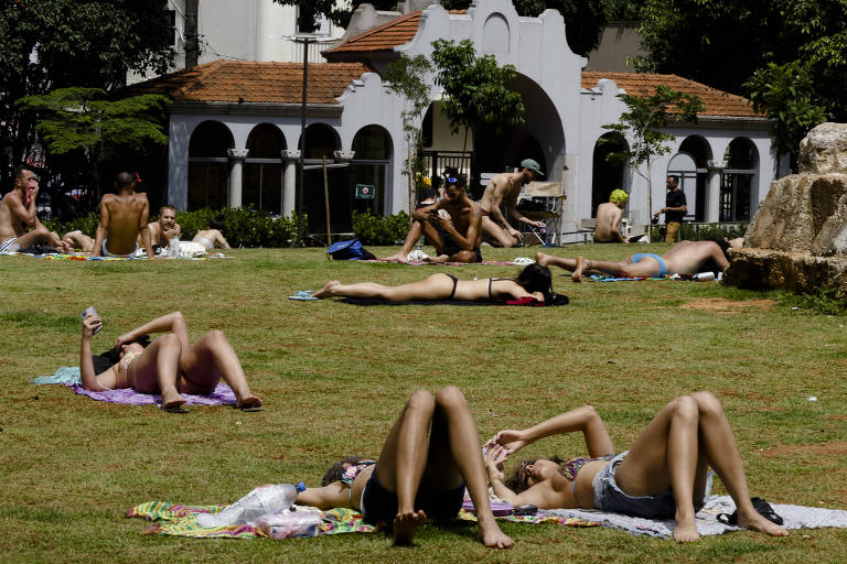 No verão sem praia de SP, paulistanos põem biquínis e sungas em parques, quadras e bares