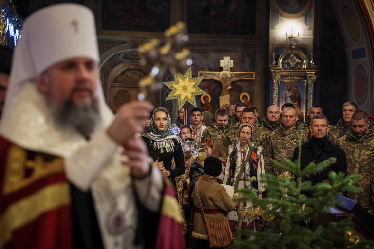 Militares ucranianos participam de serviço especial para as Forças Armadas na catedral Mikhailovski Zlatoverkhi, em Kiev, nas celebrações do Natal Ortodoxo
