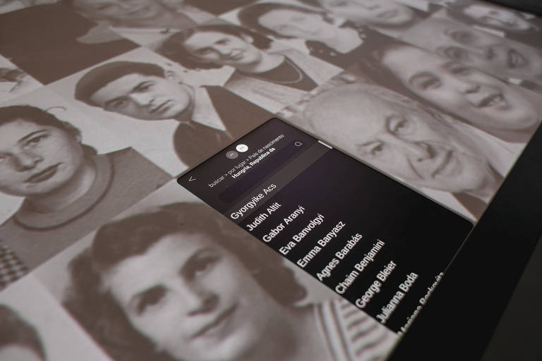 A Mesa do Acolhimento, no Memorial às Vítimas do Holocausto do Rio de Janeiro, apresenta fotos e informações dos judeus perseguidos pelo nazismo que foram acolhidos no Brasil
