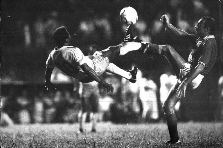 Pelé tenta fazer gol de bicicleta contra a Itália, em torneio de veteranos no Pacaembu