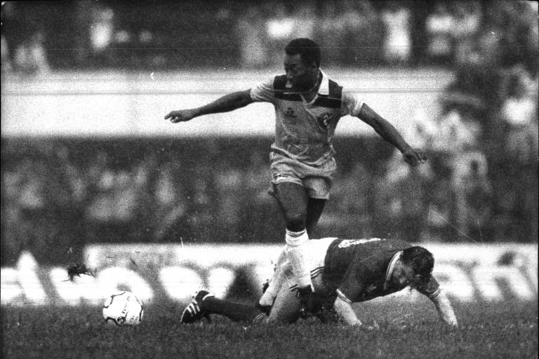 Pelé passa pelo marcador em partida contra a Itália, na Copa que levava seu nome, em 1987