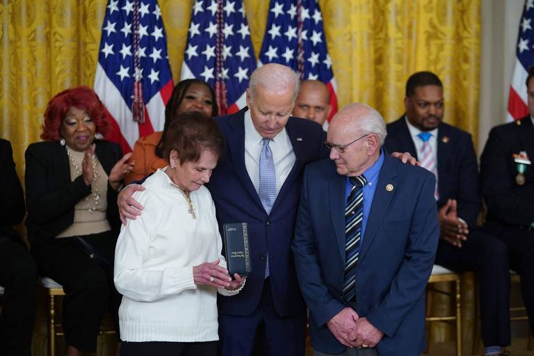 O presidente Joe Biden entrega medalha aos pais de policial morto após invasão do Congresso dos EUA