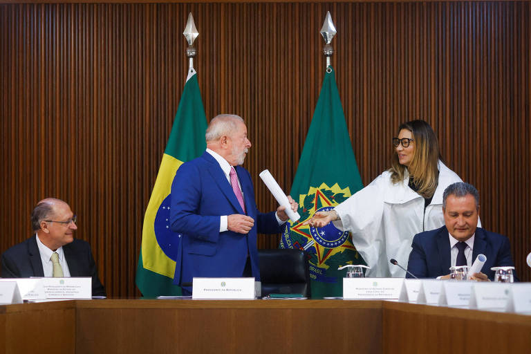 Janja participa de reunião ministerial de Lula e presenteia ministros com foto