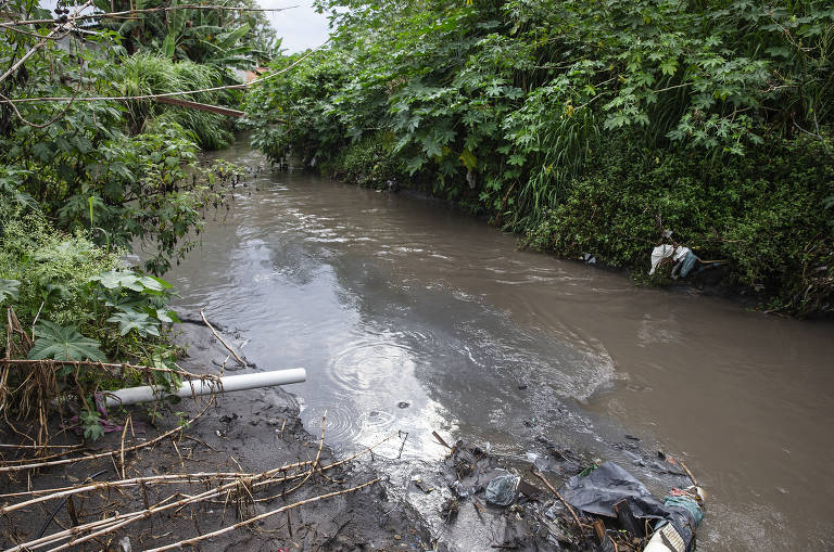 Empresa de reciclagem de alumínio, em Suzano (Grande SP), flagrada lançando resíduos de borra em córrego