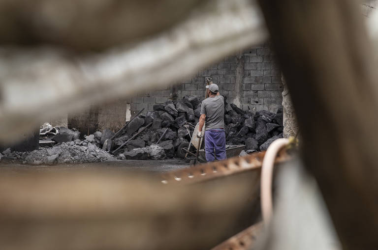 Movimentação de trabalhadores em empresa de reciclagem de alumínio, em Suzano (Grande SP), flagrada lançando resíduos em córrego
