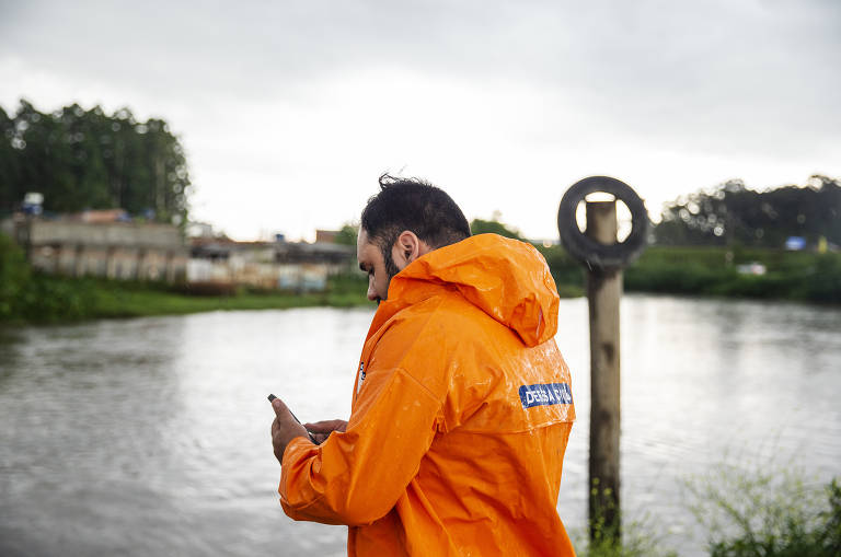 O coordenador da Defesa Civil Anderson Marchiori dos Santos Silva, de Itaquaquecetuba (Grande SP), onde empresas de reciclagem de alumínio são suspeitas de descarte ilegal de resíduos