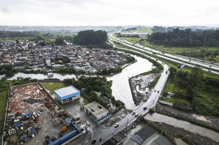 Vista do encontro das águas do córrego Caputera com Rio Tiete, em Itaquaquecetuba (Grande SP), onde empresas de reciclagem de alumínio são suspeitas de descarte ilegal de resíduos