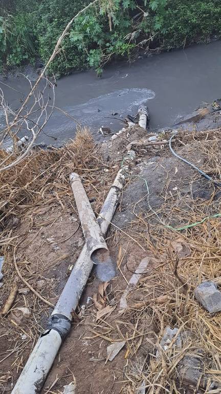 Empresas de reciclagem de alumínio são suspeitas de descarte ilegal de resíduos; no detalhe, encanamento flagrado por fiscais