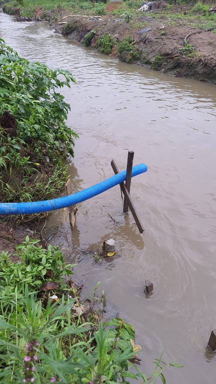 Empresas de reciclagem de alumínio são suspeitas de descarte ilegal de resíduos; no detalhe, encanamento flagrado por fiscais