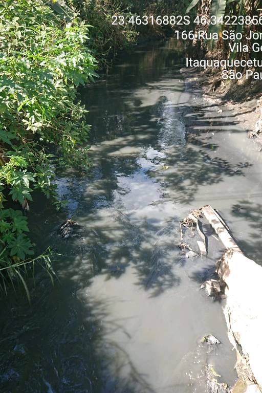 Empresas de reciclagem de alumínio são suspeitas de descarte ilegal de resíduos; no detalhe, água com restos de borra de alumínio