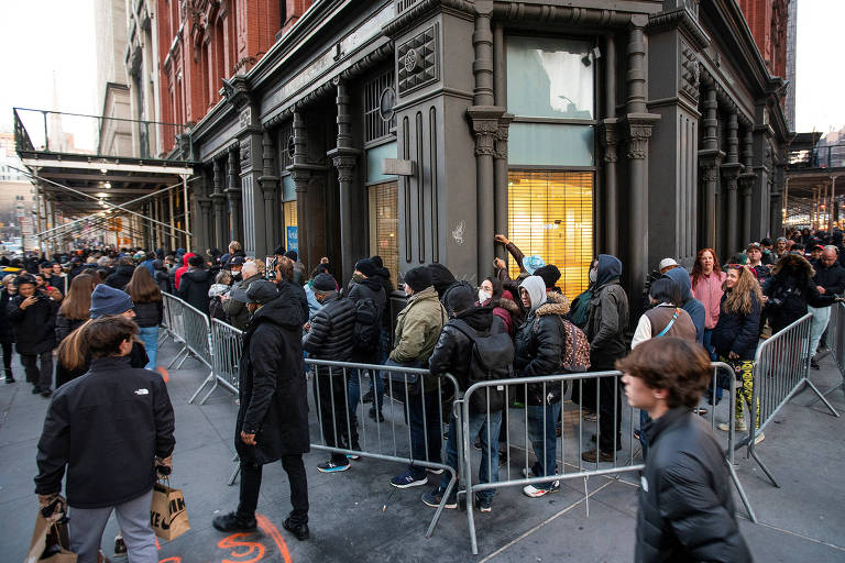 Pessoas esperam em fila para comprar Cannabis em Manhattan, Nova York