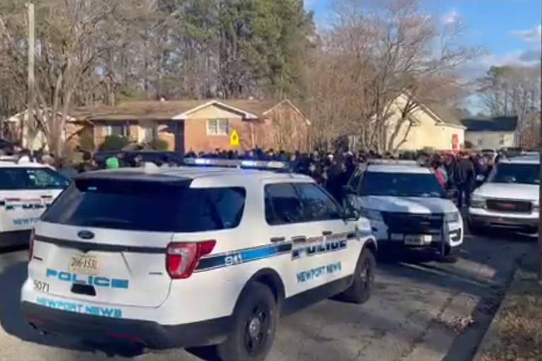 Policiais em região da Richneck Elementary School, em Newport News, na Virginia, onde aluno de 6 anos deu um tiro em uma professora
