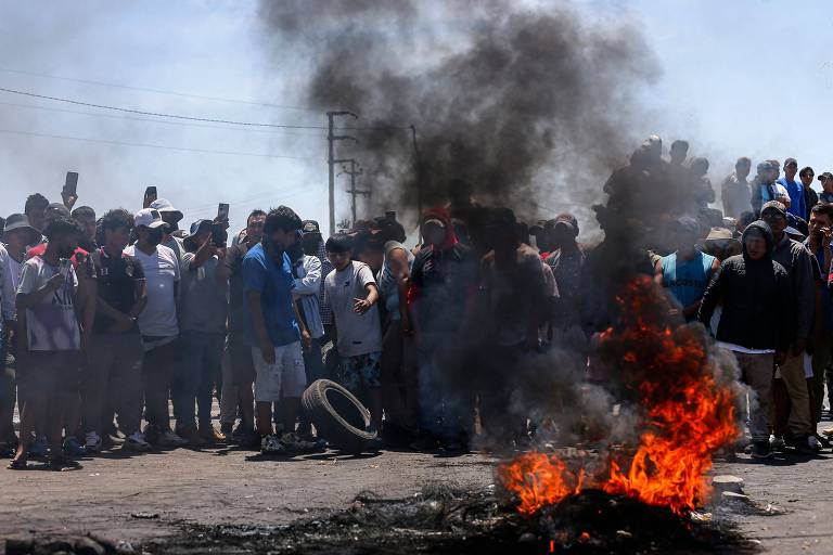 Apoiadores de Pedro Castillo queimam pneus na região de Ica em protesto contra Dina Boluarte