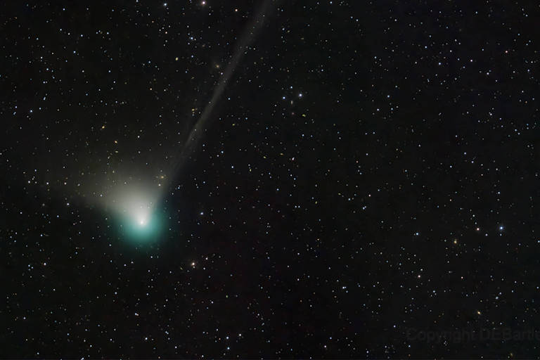 foto do espaço com estrelas ao fundo e imagem do cometa