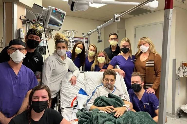 Jeremy Renner agradece médicos da equipe do hospital onde está internado