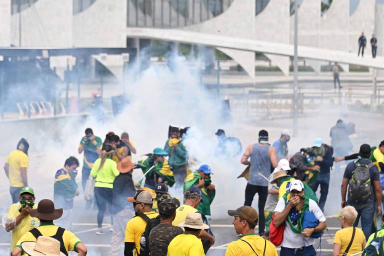 Policiais tentaram conter manifestantes com bombas de efeito moral