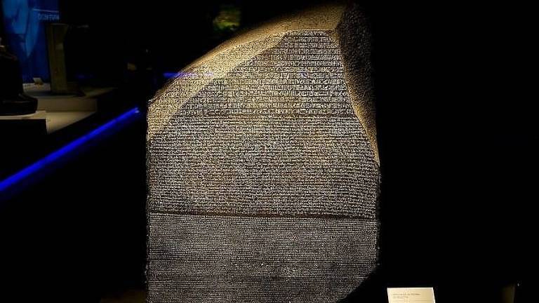 Imagem da Pedra de Roseta, objeto com inscrições de grande significado arqueológico que foi descoberta por acaso enterrada na areia