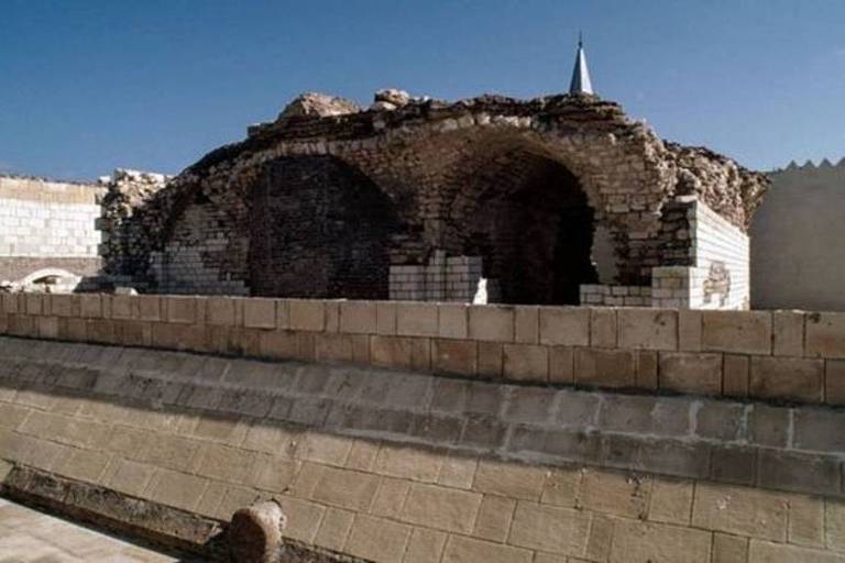 Bouchard descobriu a Pedra de Roseta enquanto trabalhava na fortificação da Cidadela de Qaitbay, que remonta ao século 15