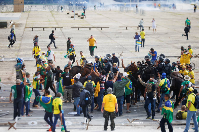 Golpistas entram em confronto com a polícia