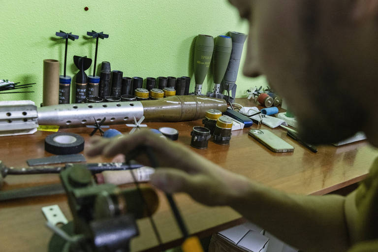 Soldado ucraniano modifica granada em oficina perto de Sloviansk, no Donetsk