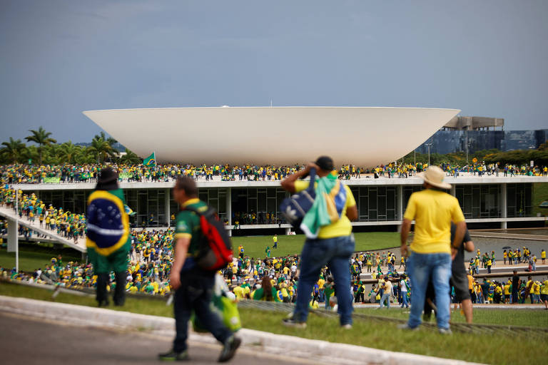 Bolsonaristas em torno do Congresso após ataque antidemocrático neste domingo (8)