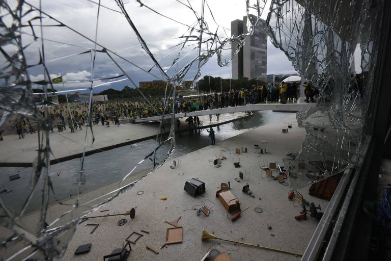 Destruição de militantes bolsonaristas no Palácio do Planalto