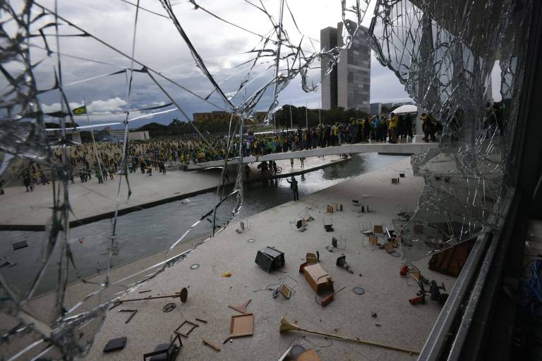 Vista da rampa do Planalto de dentro do palácio, com vidraça quebrada, durante o ataque de bolsonaristas de domingo (8)
