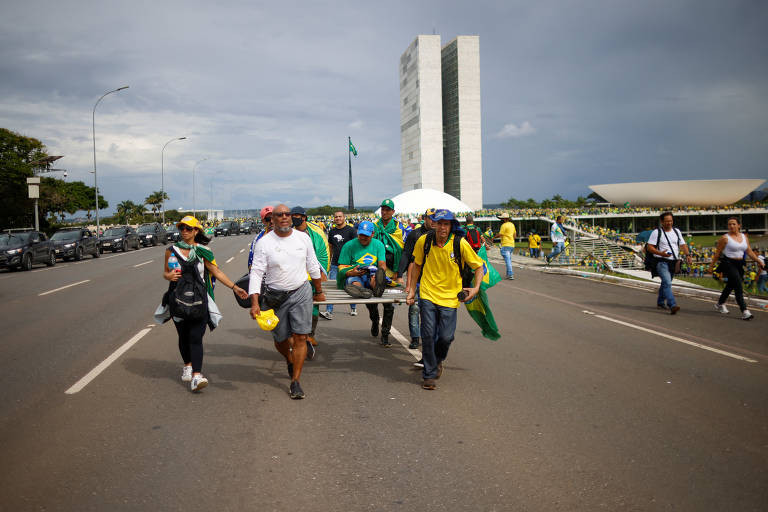 Golpistas carregam homem ferido em gradil