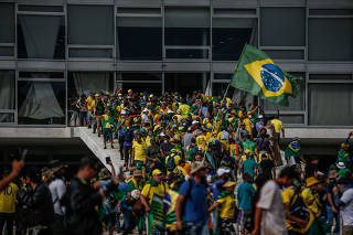 Apoiadores de Bolsonaro invadem o Palácio do Planalto 