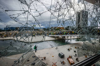 Destruição causada por bolsonaristas vista a partir do Palácio do Planalto