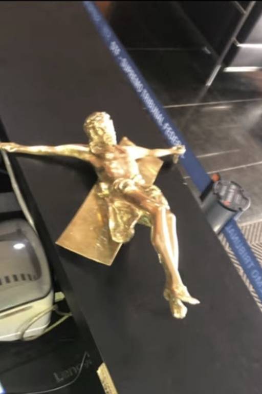 Crucifixo do STF depredado por golpistas em invasão a Congresso, Planalto e Supremo Tribunal Federal neste domingo (8)