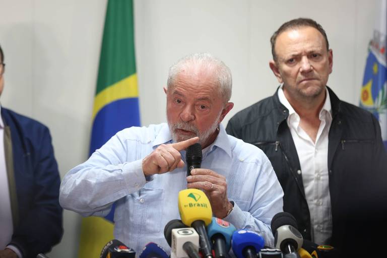 Lula, com Edinho ao lado, fala com o dedo em riste