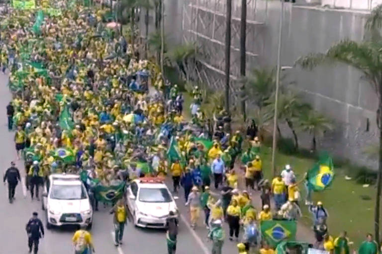 multidão de amarelo em meio à rua